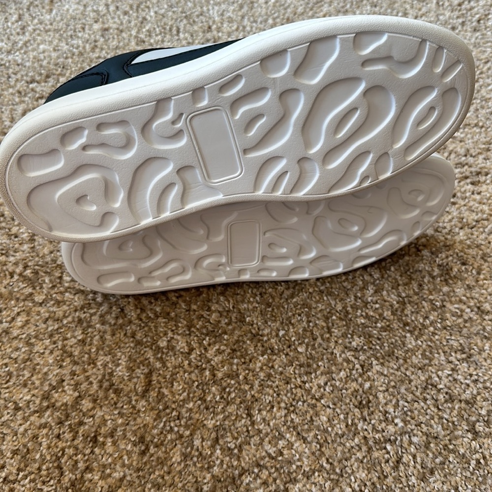 Black and White Ladies Sneakers Tennis Shoes EU Size 41 US Size 10 NWT - Picture 5 of 9